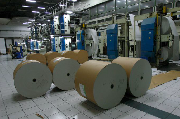 Gulungan kertas koran yang siap dicetak di salah satu percetakan di Jakarta.