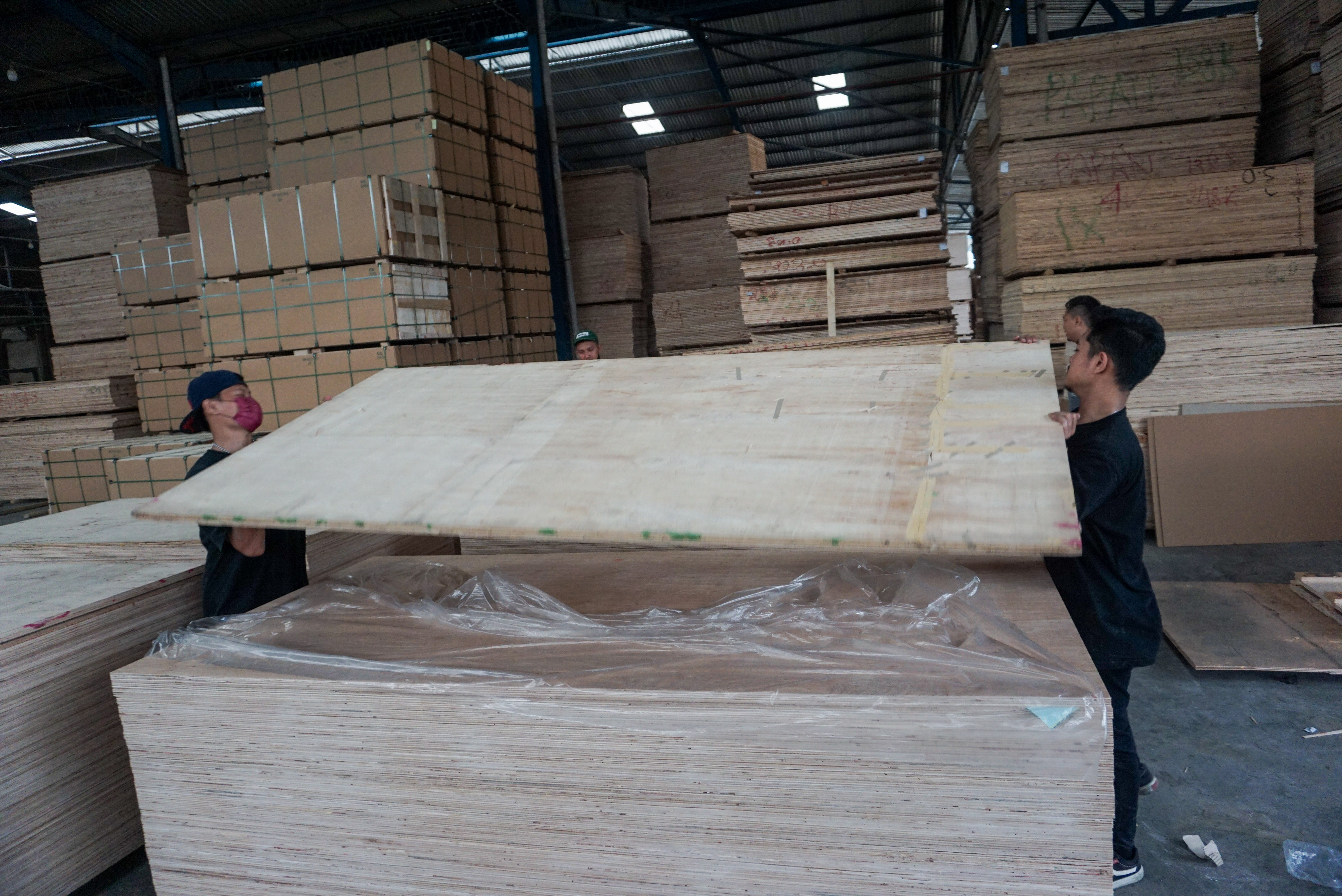 Pekerja mengemas kayu lapis sebelum acara pelepasan ekspor perdana kayu lapis di Kabupaten Batang, Jawa Tengah, Jumat (17/6/2022).