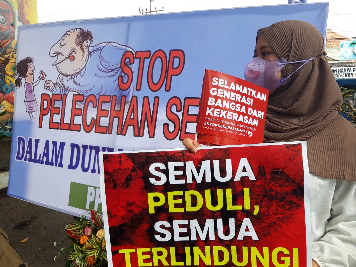 Potret warga melakukan aksi protes untuk menuntut keadilan bagi korban kekerasan seksual.