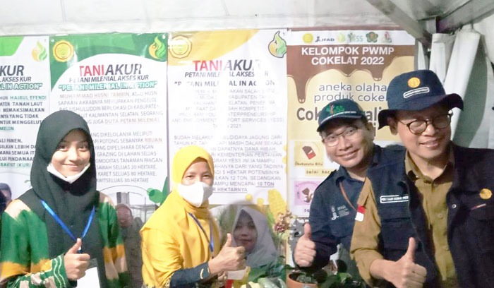 Kepala BPPSDMP Kementan, Dedi Nursyamsi [kanan] mengunjungi booth didampingi Kepala SMKPPN Banjarbaru, Budi Santoso