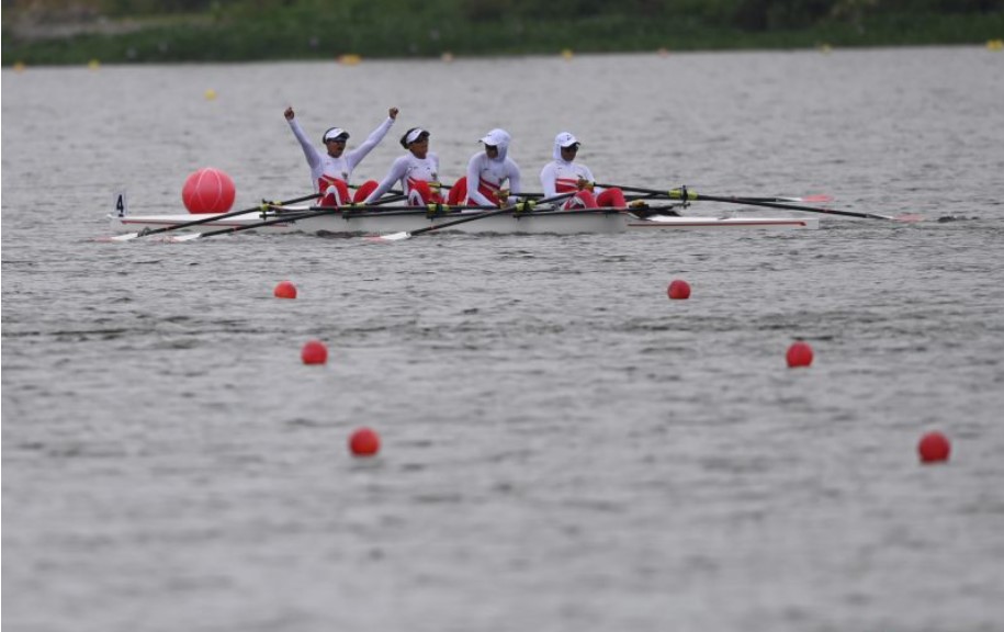 Tim dayung putri Indonesia saat berlaga di nomor quadruple sculls putri SEA Games 2021 Vietnam, Rabu (11/5).