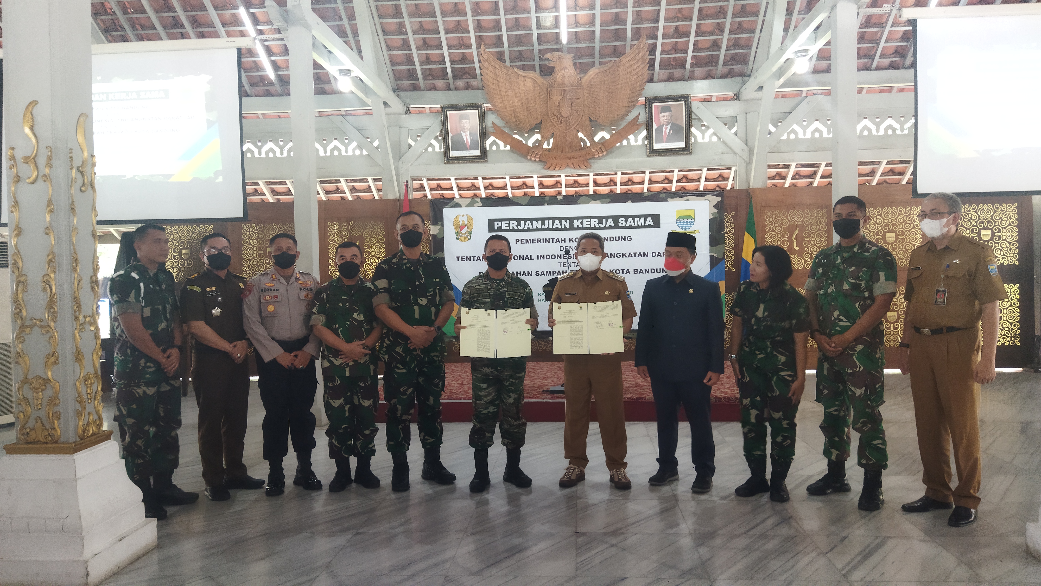  Wali Kota Bandung Yana Mulyana dan Komandan Pussenkav Kodiklat TNI-AD, Mayjen TNI Yanuar Adil seusai penandatanganan kerja sama 