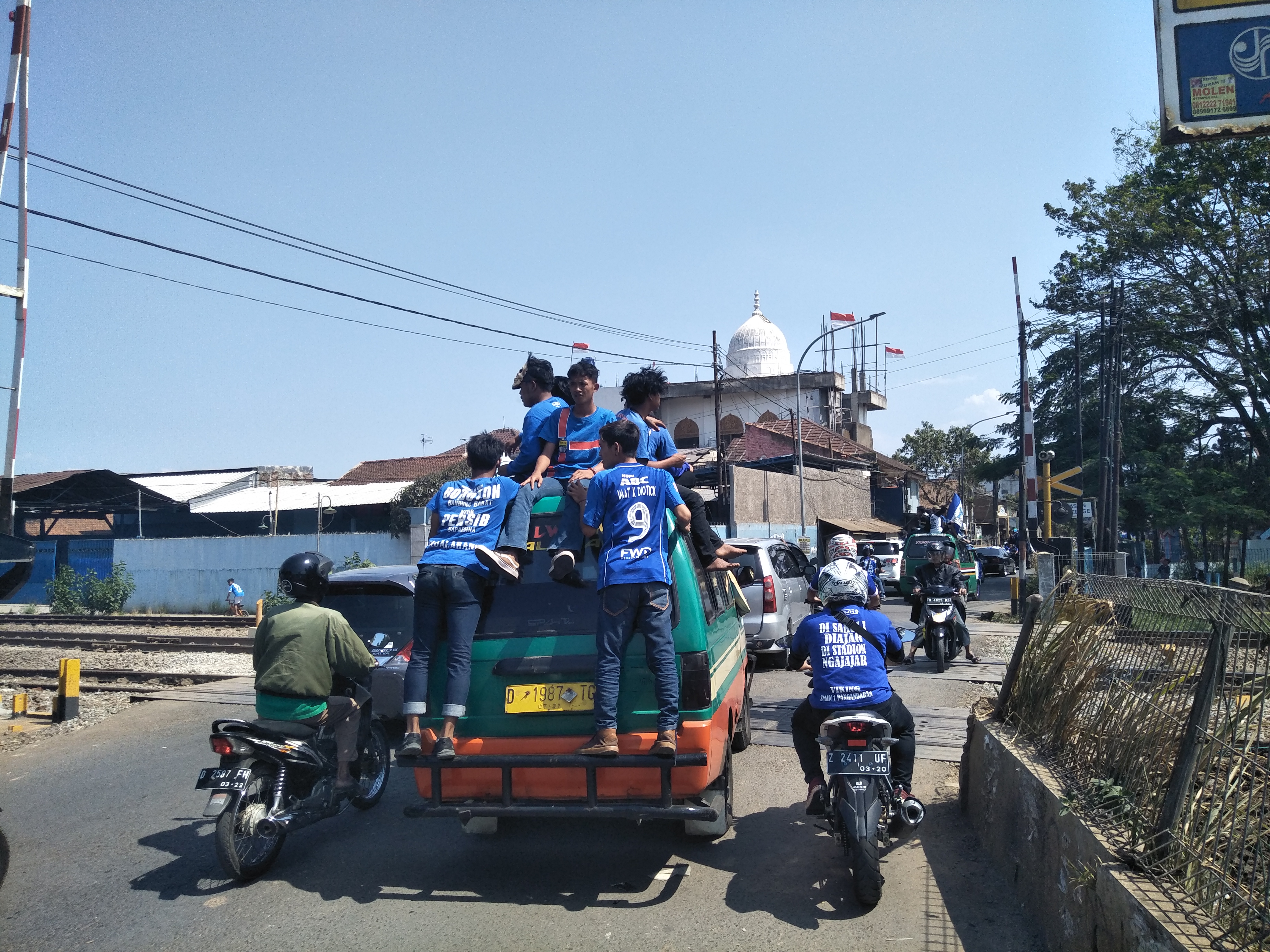 Bobotoh dengan menggunakan angkot menuju Stadion Gelora Bandung Lautan Api, Bandung untuk menyaksikan pertandingan Persib Bandung melawan Pe