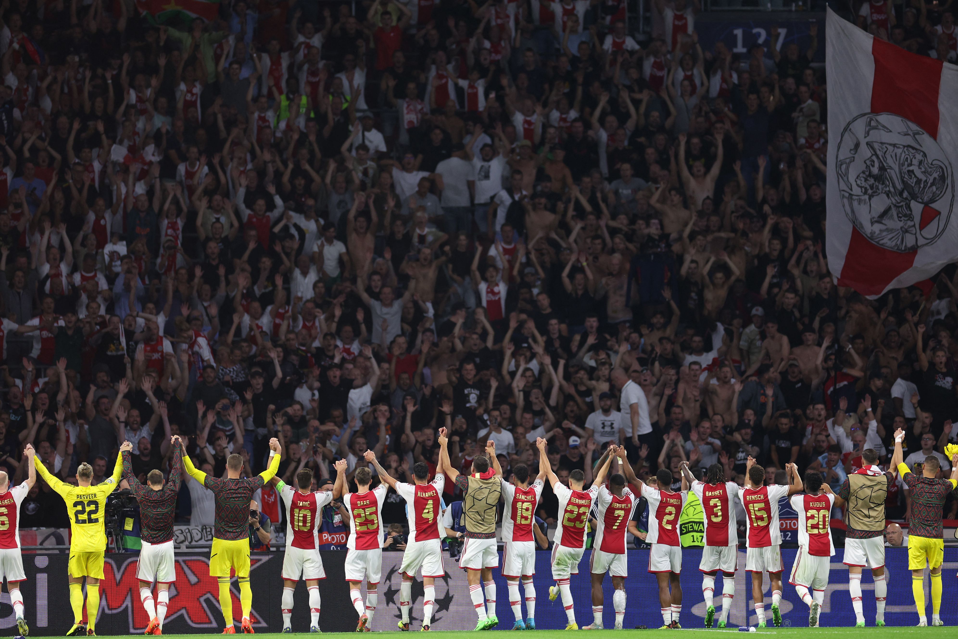 Para pemain Ajax melakukan selebrasi usai mengalahkan Rangers di laga Liga Champions