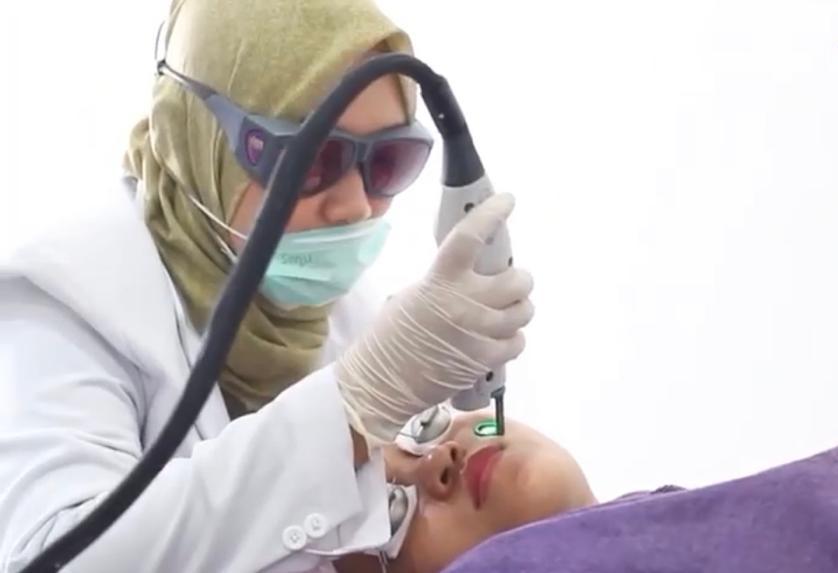 Redless V-Beam Laser mengatasi masalah jerawat. 