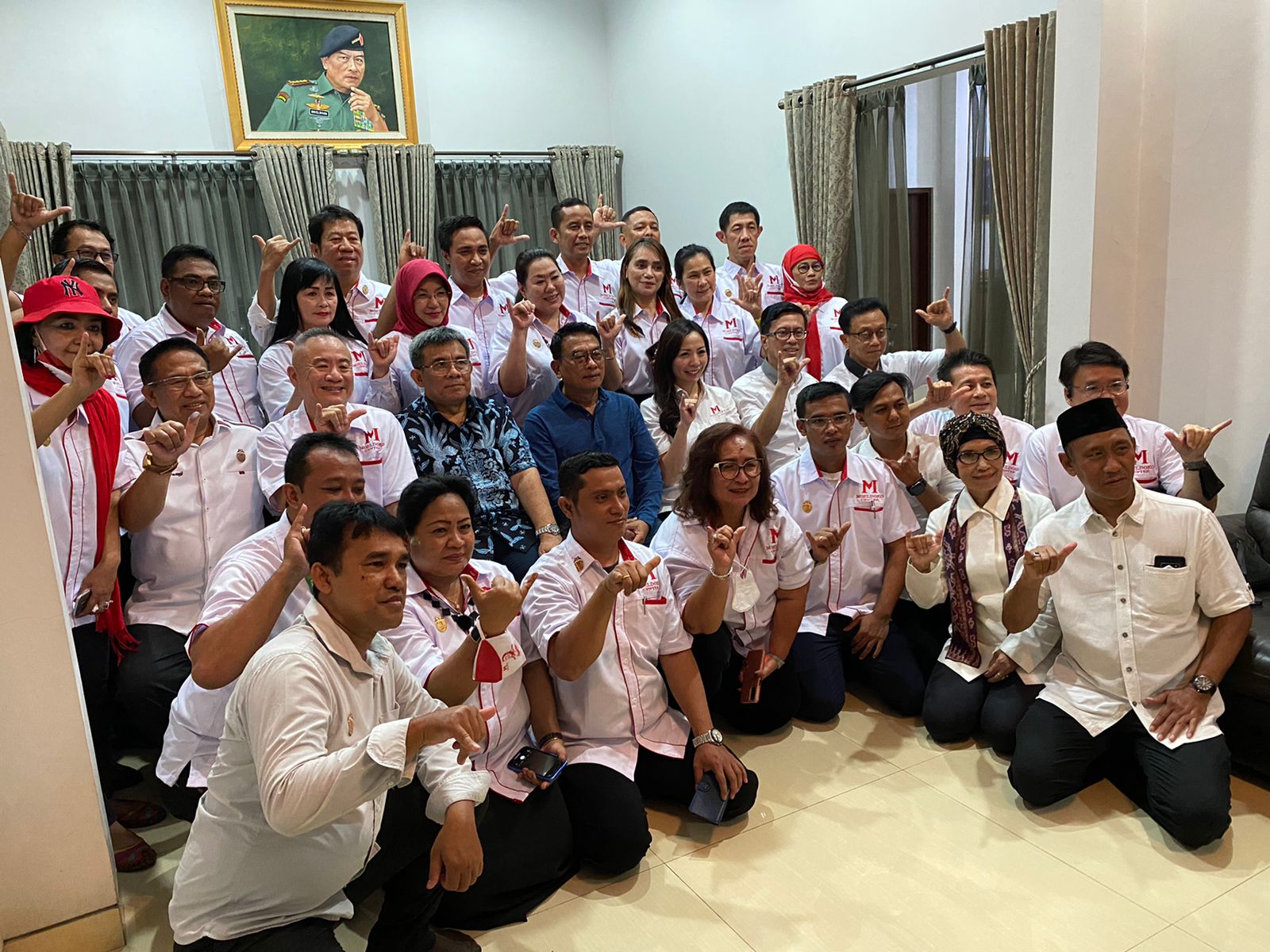 Para pengurus dpp Moeldoko Center bersama Moeldoko..