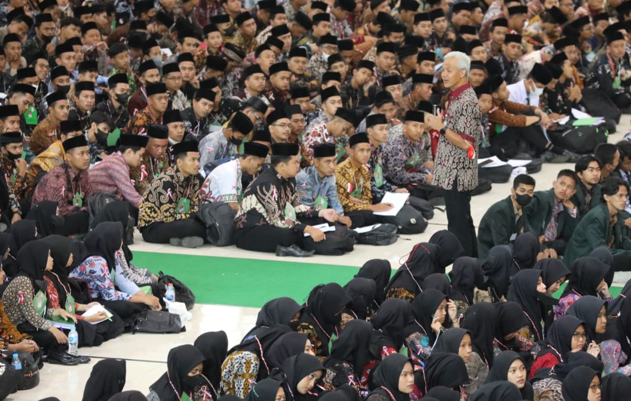 Gebuner Jateng Ganjar Pranowo menjadi pembicara pada acara Pekan Taaruf 2022 Unissula di Semarang, Selasa (6/9)