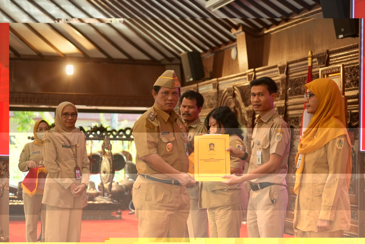 Wakil Bupati Klaten Yoga Hardaya menyerahkan SK kenaikan pangkat sejumlah PNS