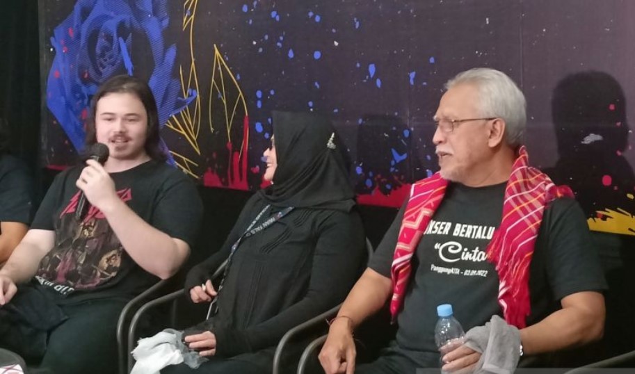 Musisi Iwan Fals (Kanan), Rossana Listanto (tengah), dan Raya Rambu Rabbani saat sesi jumpa pers usai konser Bertalu Rindu Cinta.