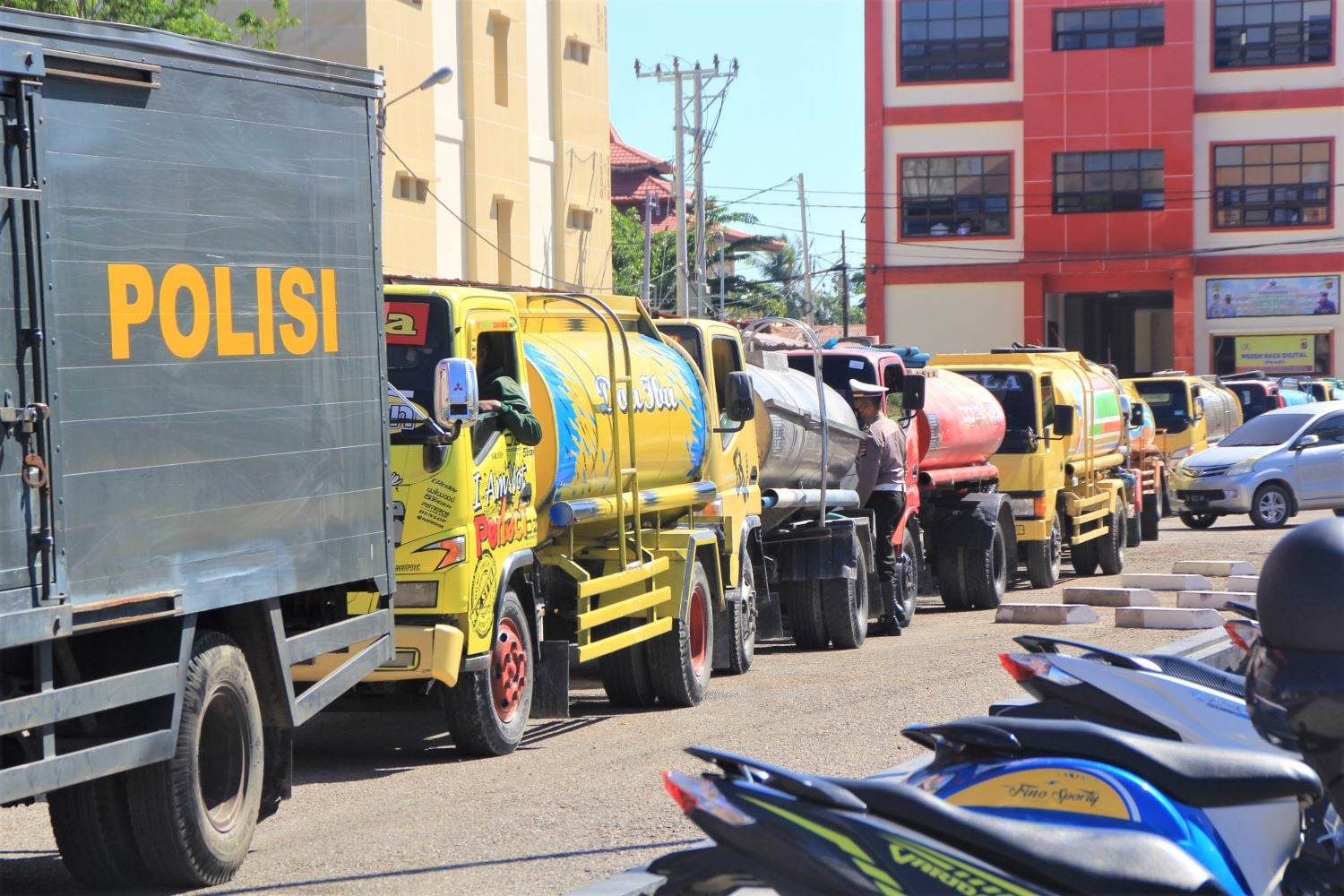 Polda NTT Kirim 140.000 Liter Air Bersih ke Daerah Kekeringan