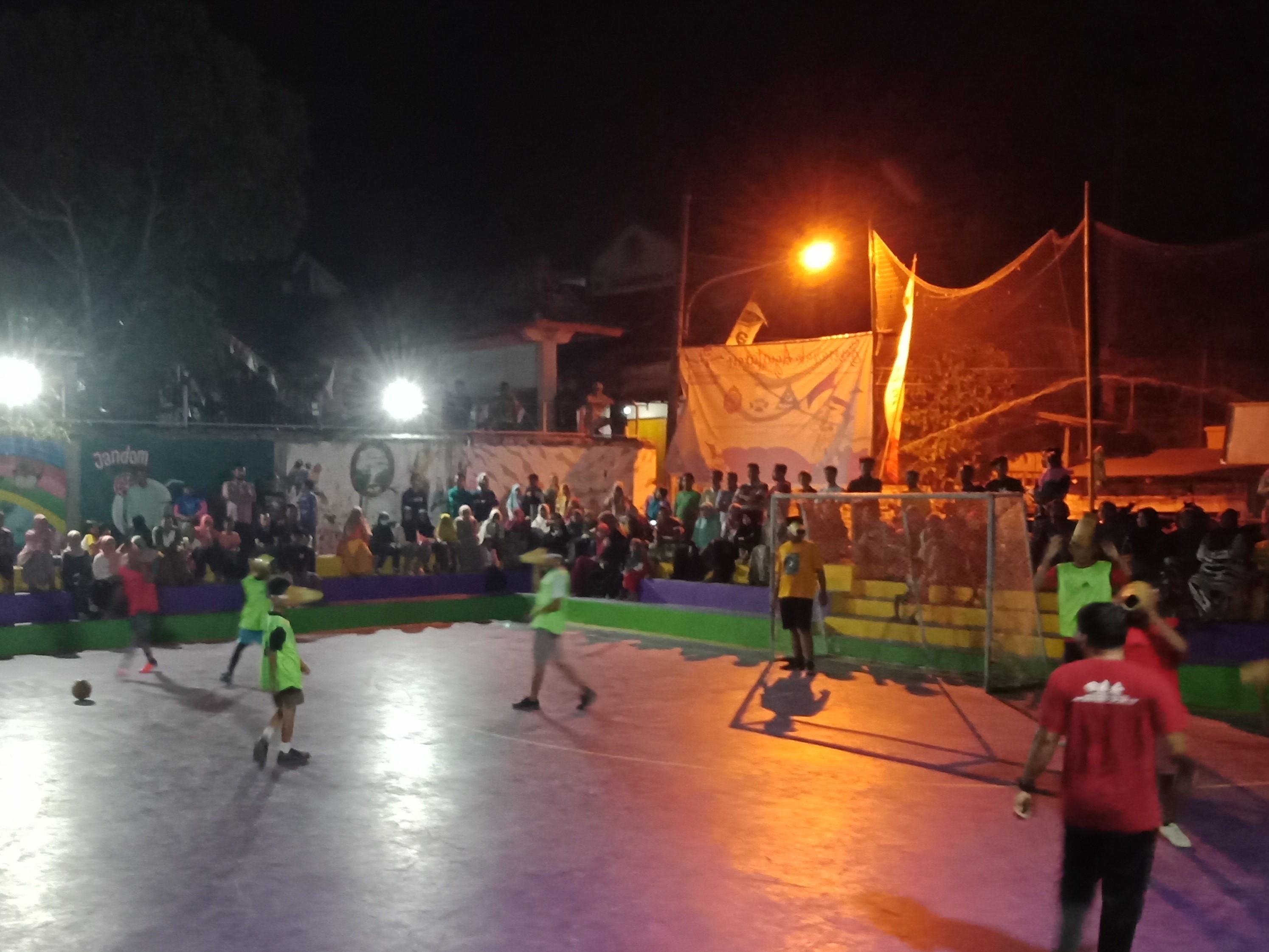 Pertandingan futsal teropong di Desa Sendangagung, Paciran, Jawa Timur.