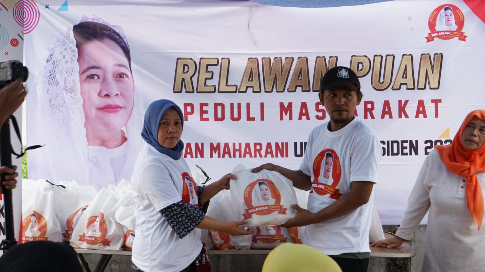 Relawan Puan membagikan ratusan paket sembako bagi warga yang membutuhkan di Kecamatan Kembangan, Jakbar, Minggu (25/9). 