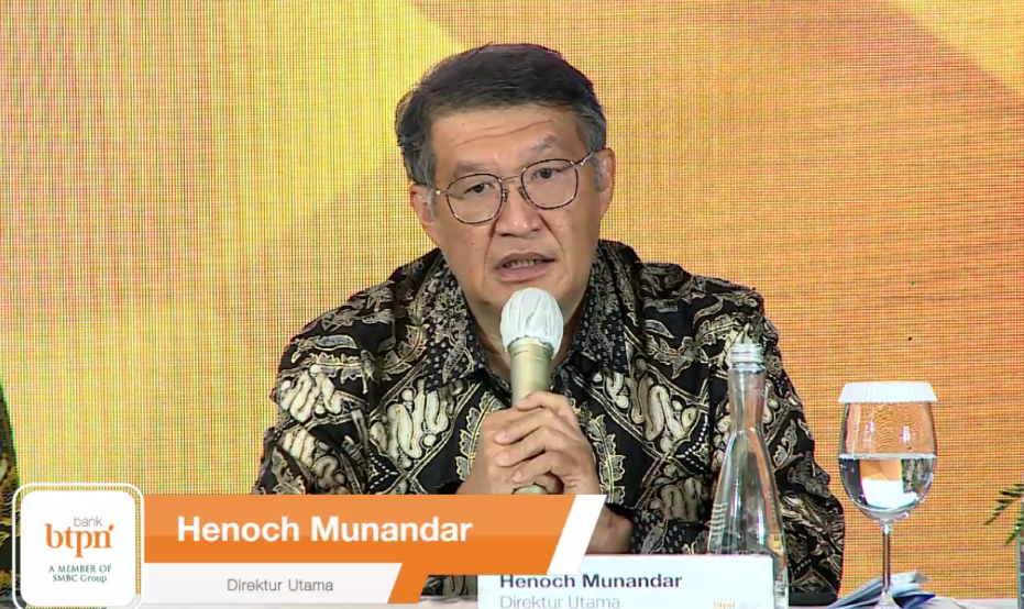 Dirut BTPN berikan paparan usai RUPSLB.