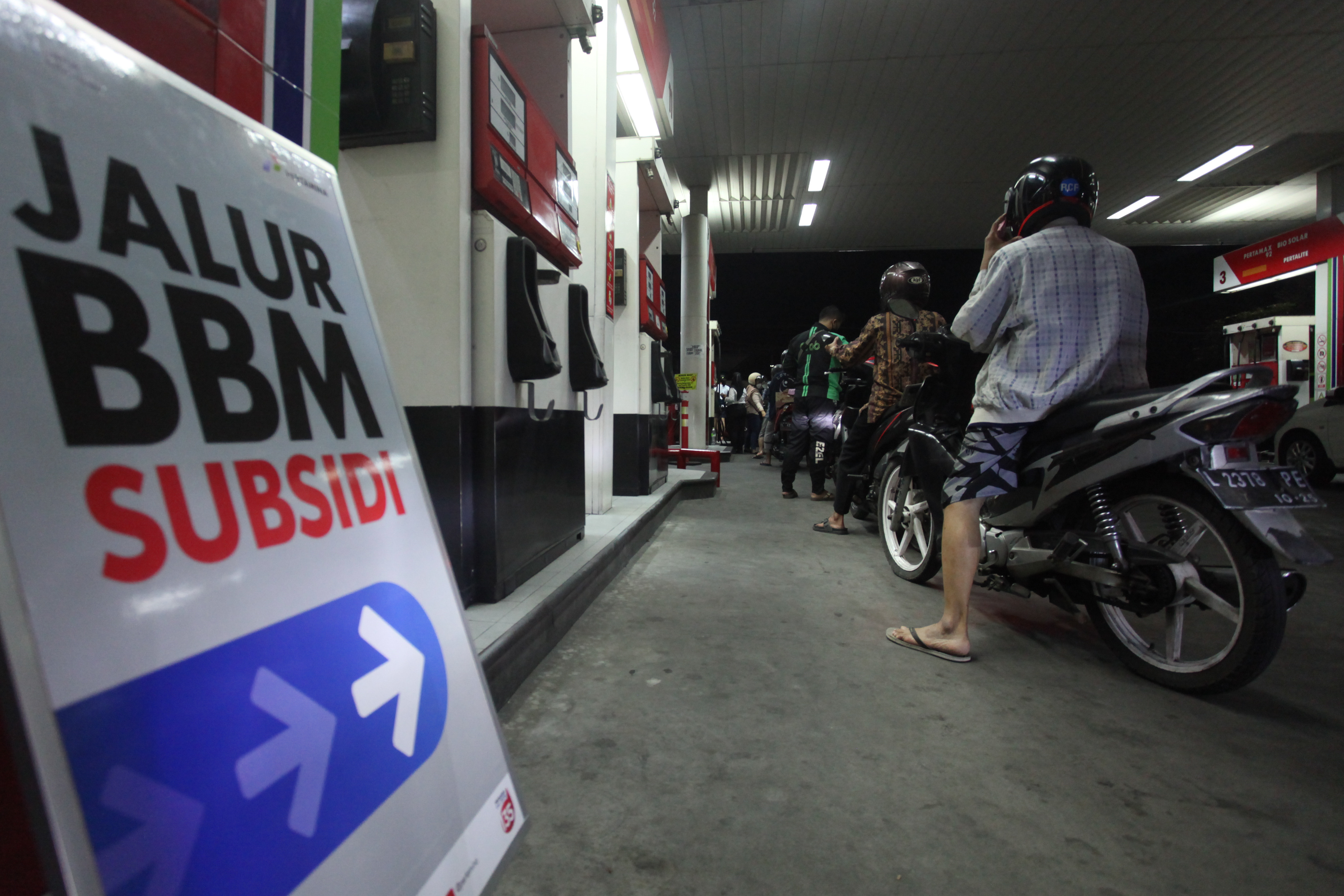 Warga sedang mengantri BBM subsidi di salah satu SBPU di Jakarta.