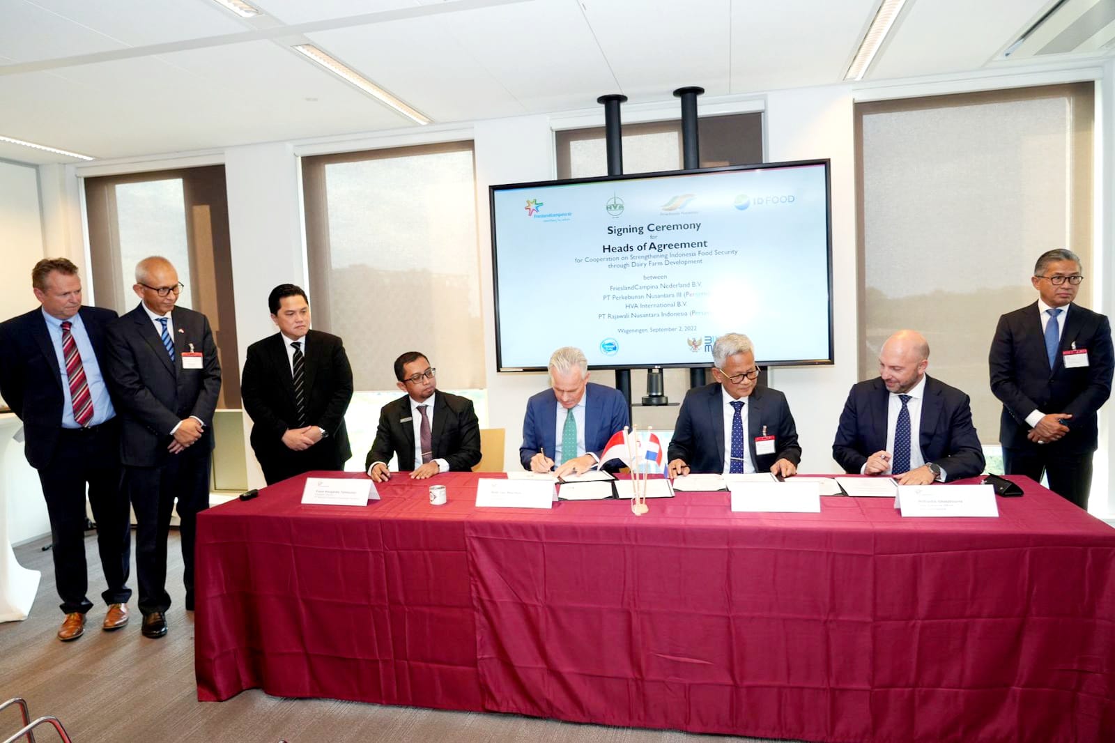 Menteri BUMN Erick Tohir menyaksikan penandatanganan kerjasama