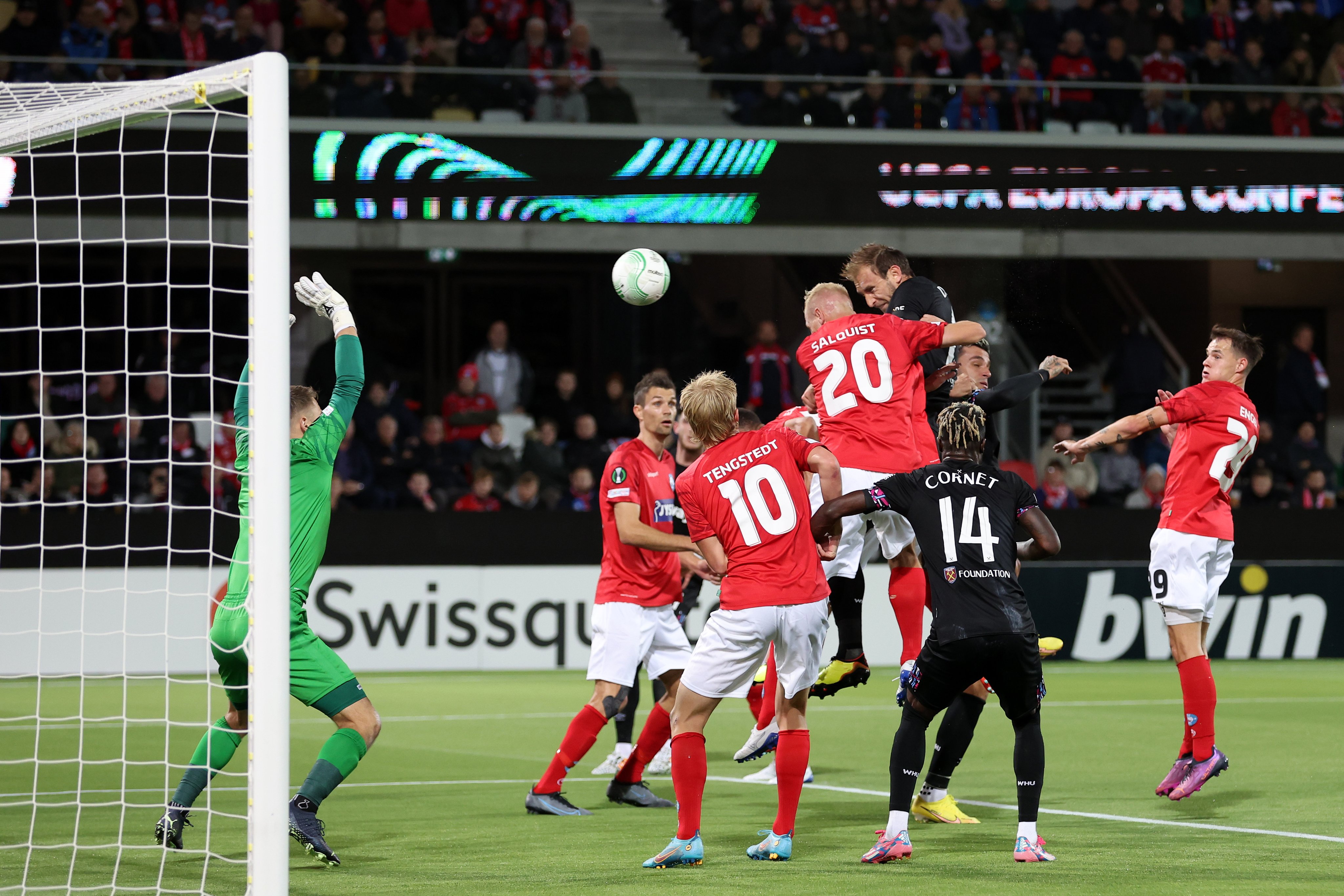 Bek West Ham United Craig Dawson mencetak gol ke gawang Dilkeborg di laga Liga Konferensi UEFA.