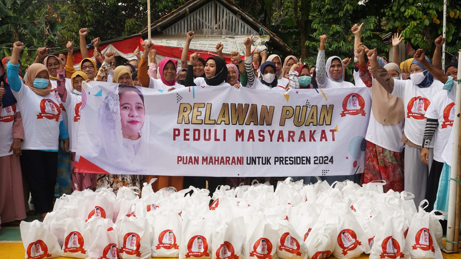 Relawan Puan melakukan kegiatan membagikan ratusan paket sembako bagi warga yang kurang mampu di Depok dan Tangerang Selatan.