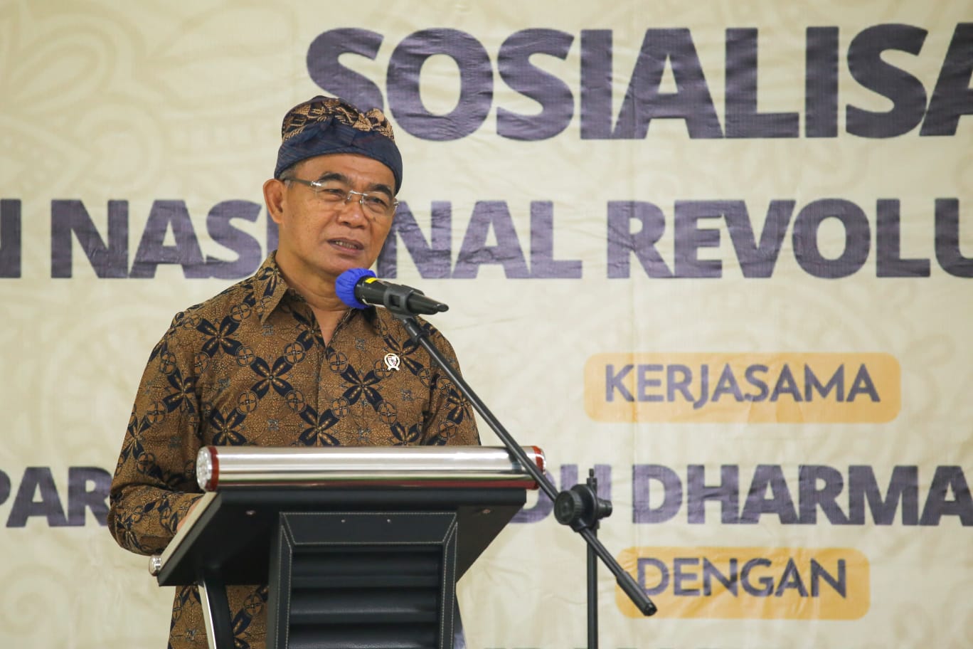 Menko PMK Muhadjir Effendy saat peluncuran Kegiatan GNRM Parisada Hindu Dharma Indonesia (PHDI) Pusat bersama Kemenko PMK, Sabtu (24/9). 