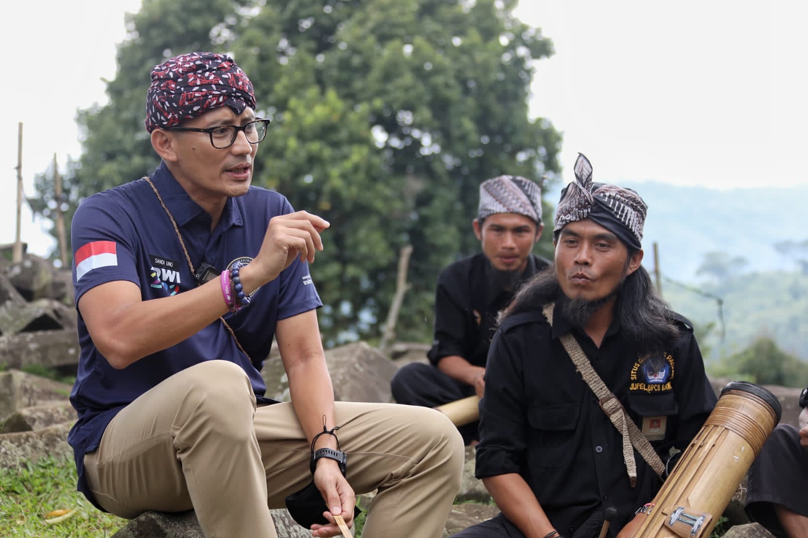Menparekraf Sandiaga Uno bersama grup musik Karinding di Cianjur, Jawa Barat