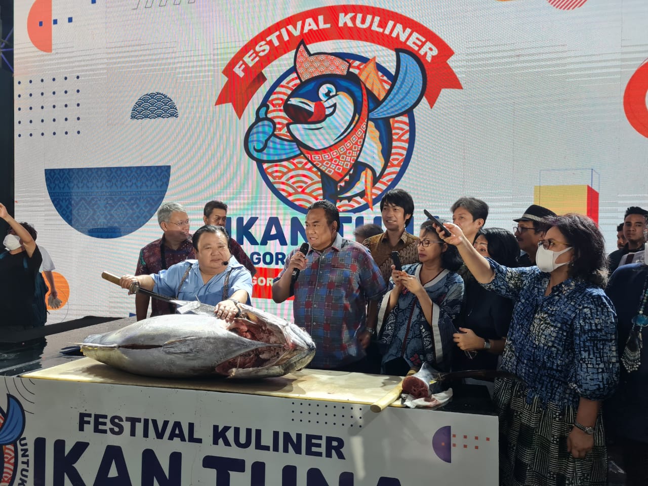 Wakil Ketua DPR RI Rachmat Gobel memperkenalkan Raja Tuna dari Jepang Kyoshi Kimura di Festival Ikan Tuna Gorontalo.