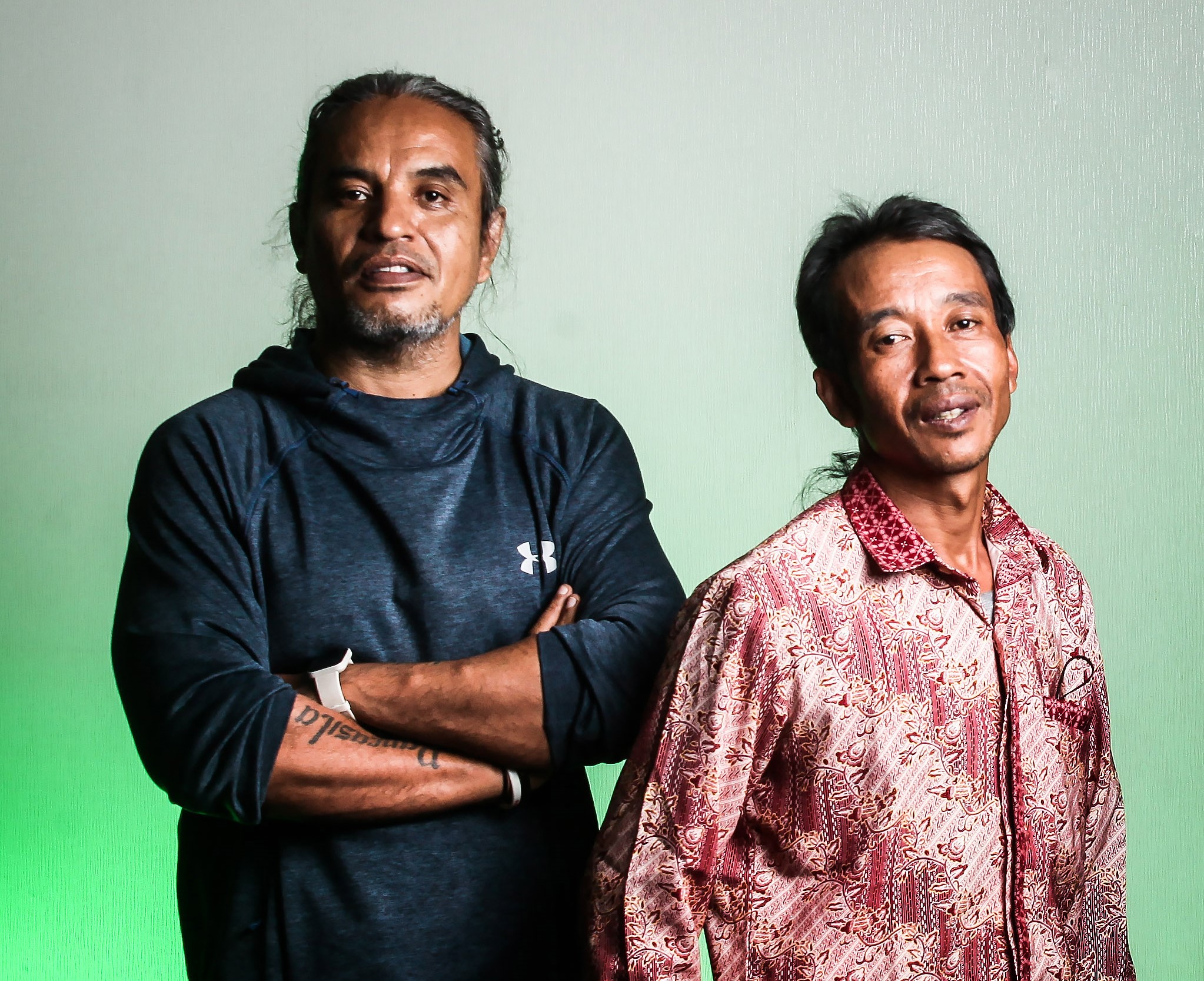 Pengacara Yosep Parera (baju hitam) dan Trimo warga yang pernah dibelanya karena dituduh mencuri kayu manis di Temanggung pada 2021.