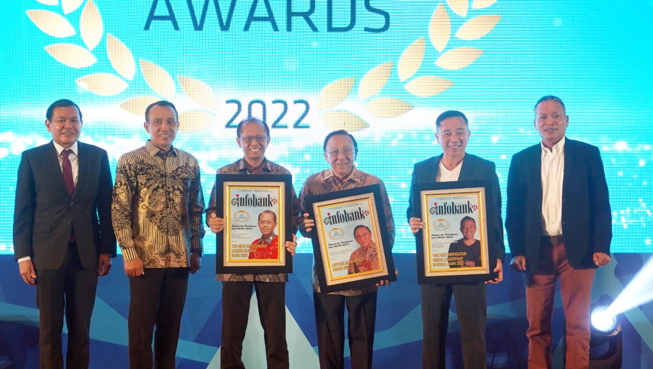 CEO & Founder Lestari Group, Alex P. Chandra (kedua dari kanan) sebagai “The Most Inspirational Digital Leadership in Rural Bank 2022”.