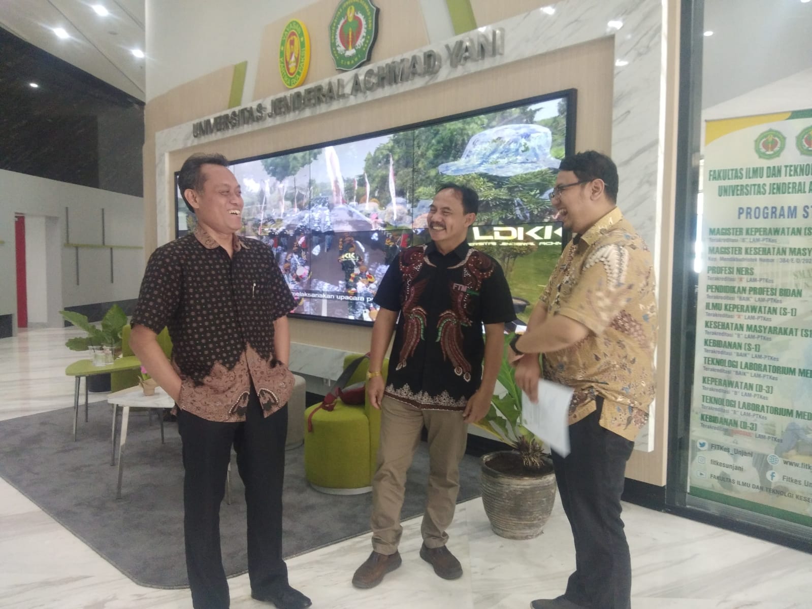 Dekan Fakultas Teknik Universitas Jenderal Ahmad Yani (Unjani), Ferry Rusgiyarto bersama sejumlah koleganya