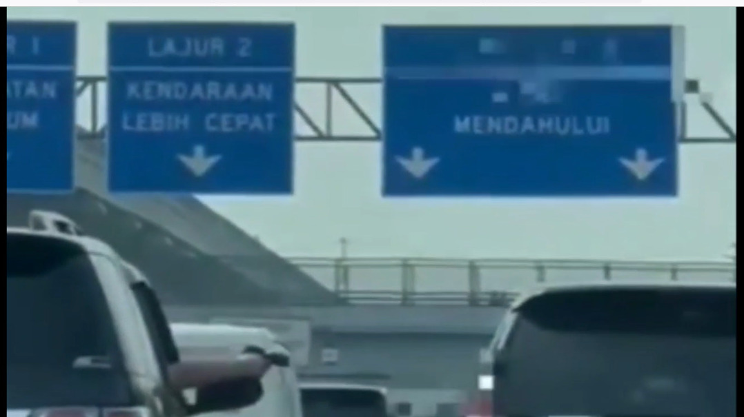 Sopir kendaraan Fortuner berplat dinas (kiri) menodongkan pistol ke pengendara mobil Avanza karena kesal tak bisa menyalip di tol Jagorawi, 