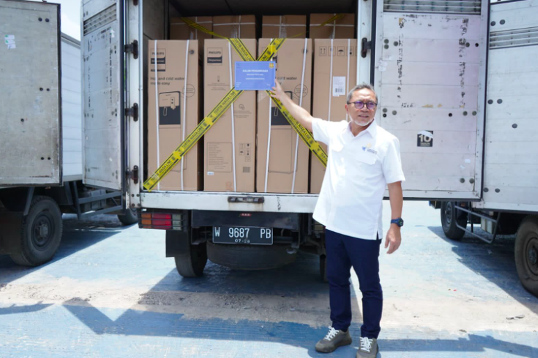 Mendag Zulkifli Hasan saat melakukan pemusnahan produk impor ilegal di pergudangan Jaya Park, Sidoarjo, Jawa Timur pada Sabtu (24/9).