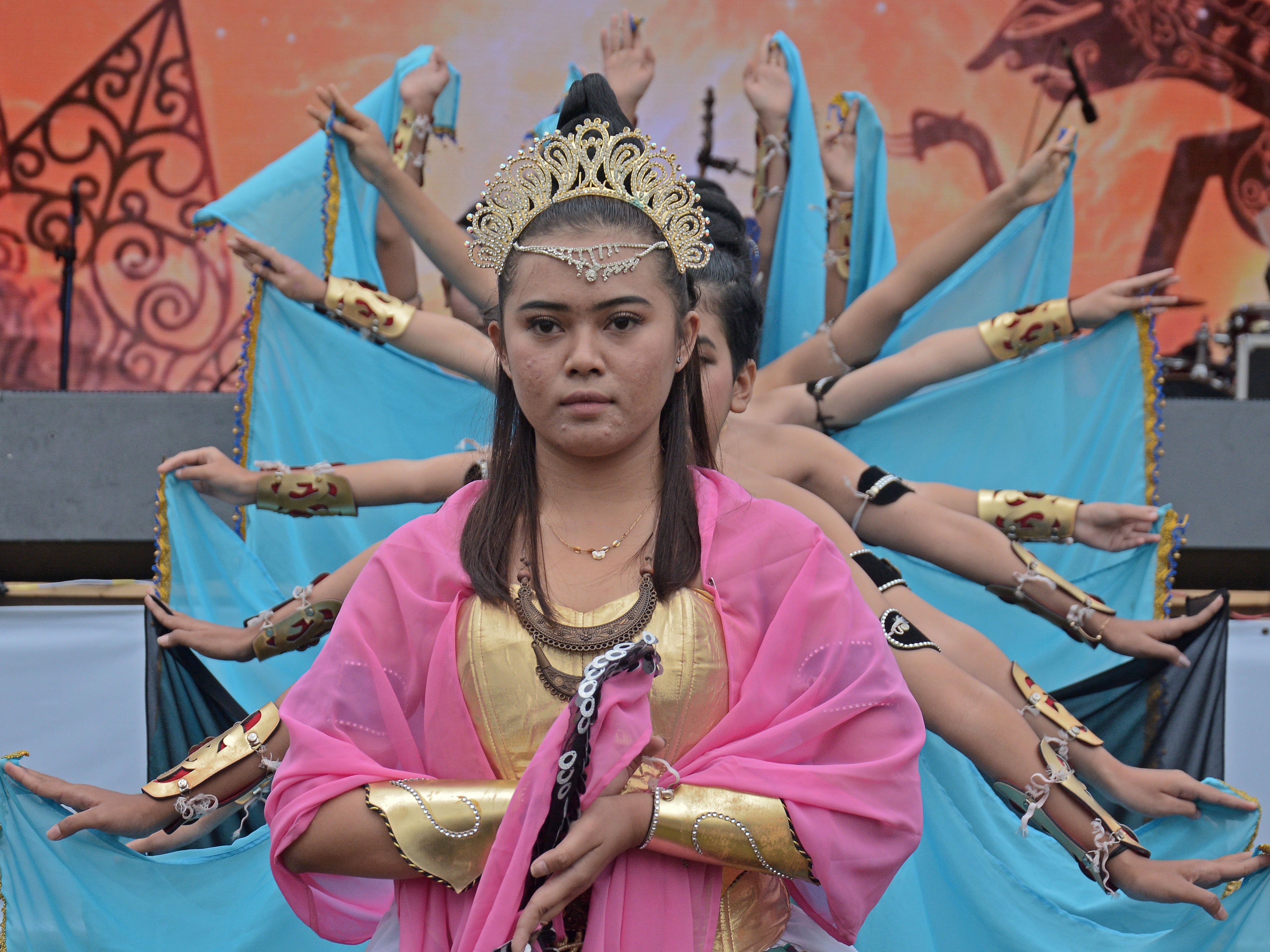 Penari dari sanggar Laskar Menoreh menampilkan sendratari Manohara.