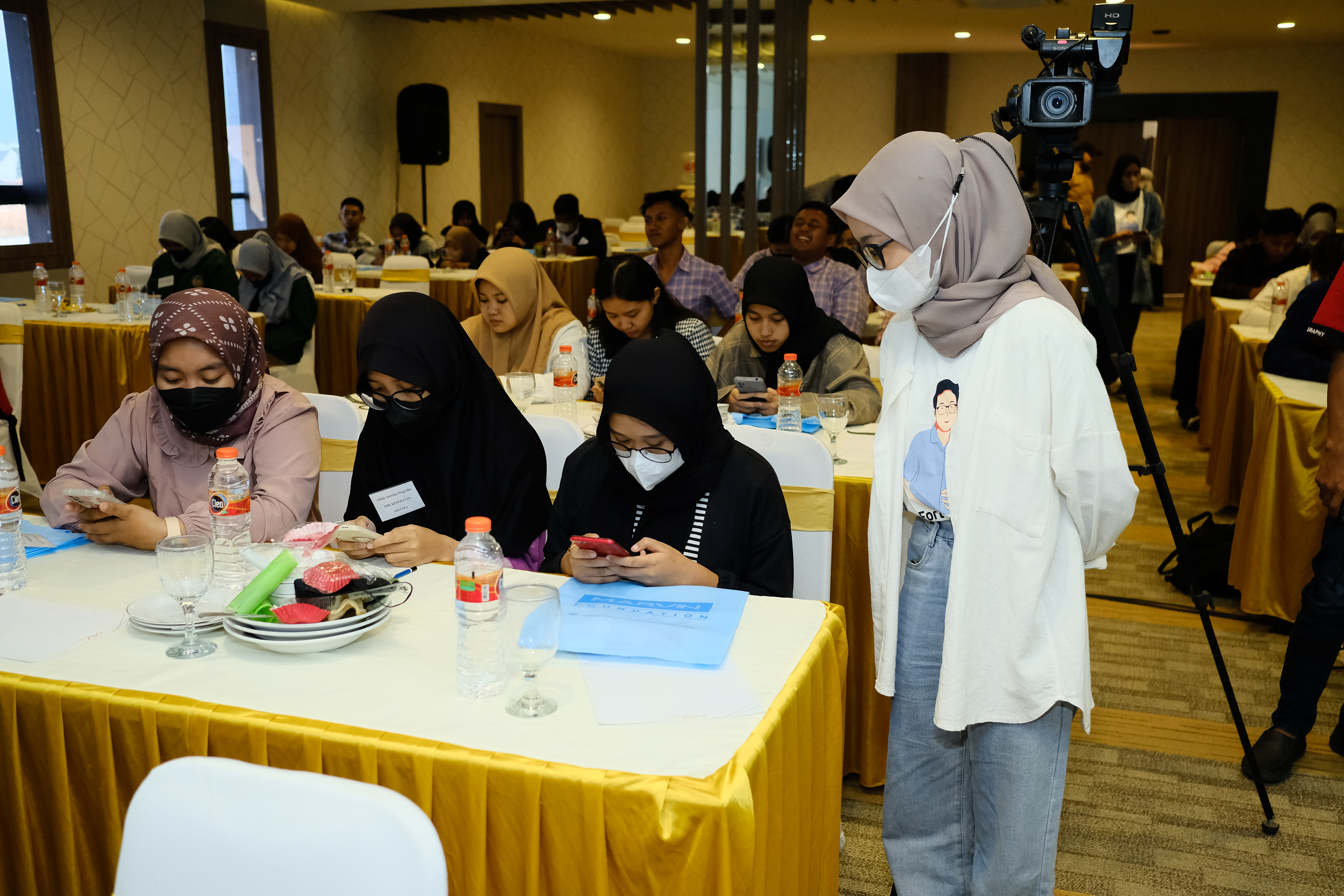 Para peserta mayoritas lulusan SMA/SMK mengisi minat dan bakat di platform Job2Go dalam pelatihan tenaga kerja di Madiun, Jawa Timur