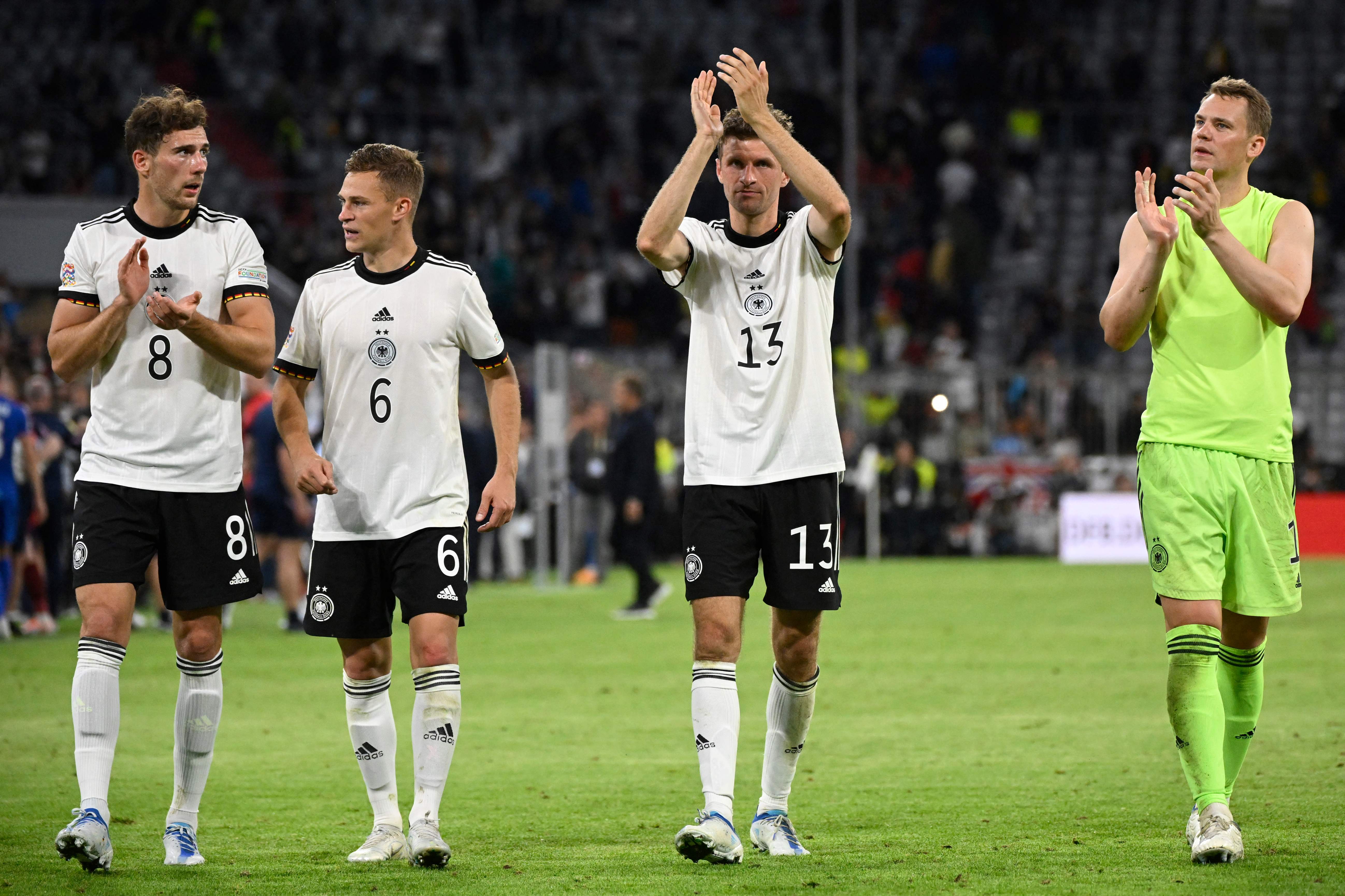 Kiper timnas Jerman Manuel Neuer (paling kanan) dan gelandang Leon Goretzka (kiri) tidak bisa memperkuat Der Panzer di UEFA Nations League.