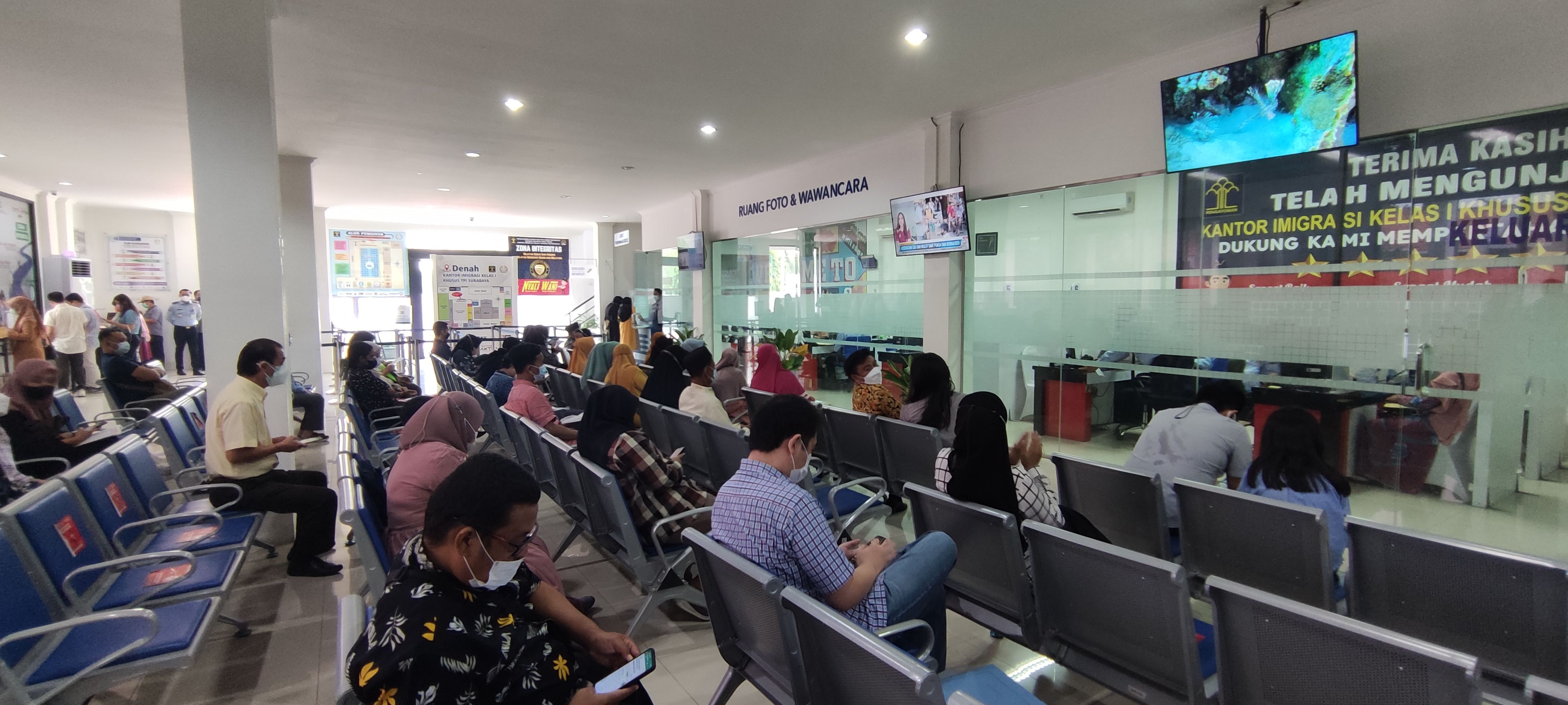 Suasana pelayanan di Kantor Imigrasi Surabaya, Jawa Timur.