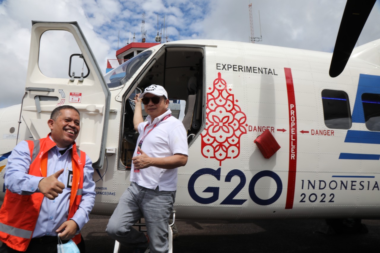 Menteri PPN/Kepala Bappanas Suharso Monoarfa turun dari pesawat untuk menghadiri G20 Development Ministerial Meeting (DMM) di Beltung.