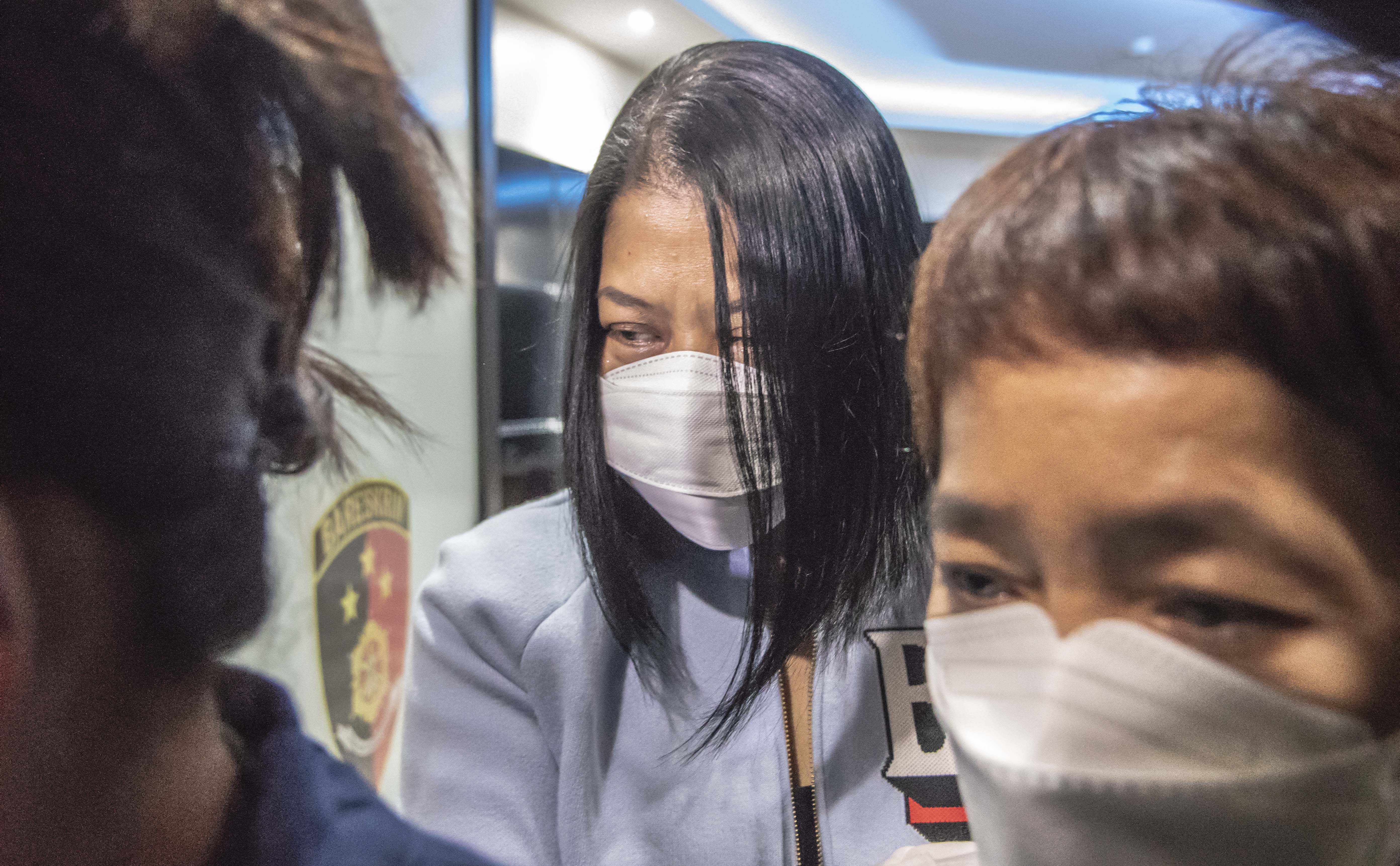 Tersangka kasus pembunuhan berencana Brigadir J atau Nofriansyah Yosua Hutabarat, Putri Candrawathi (tengah)