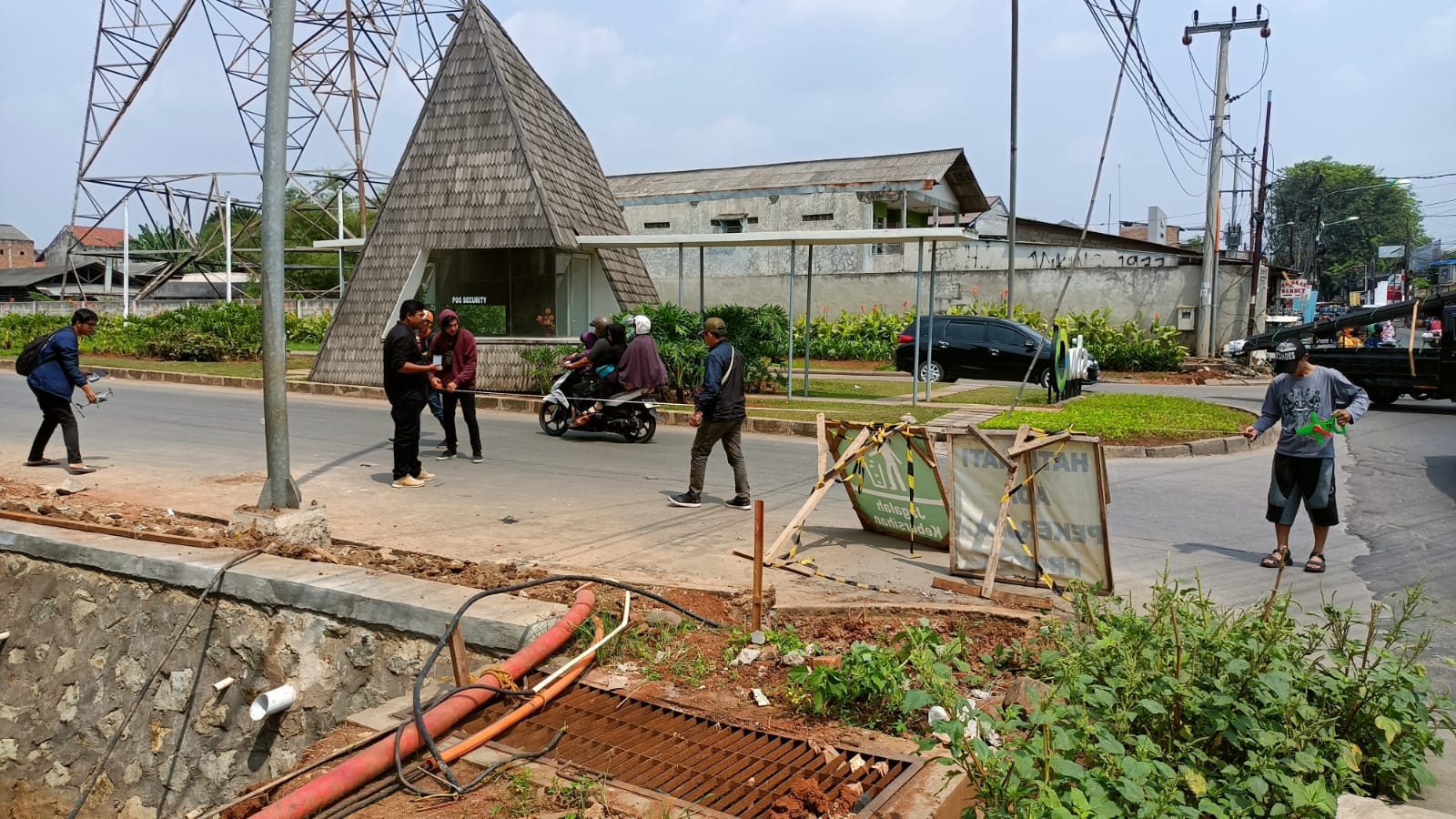Sejumlah pekerja mulai kegiatan perbaikan jalan terdampak longsor pada sejumlah titik di kawasan Bantargebang, Kota Bekasi, Kamis (29/9).