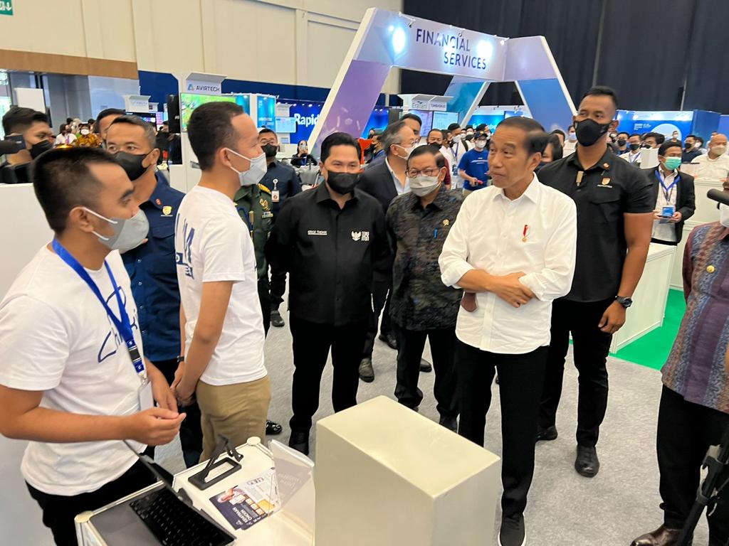 Presiden Jokowi berdialog dengan Tubagus Syailendra, CEO Chickin, usai membuka kegiatan BUMN Start Up Day di ICE BSD, Tangerang, Banten.  