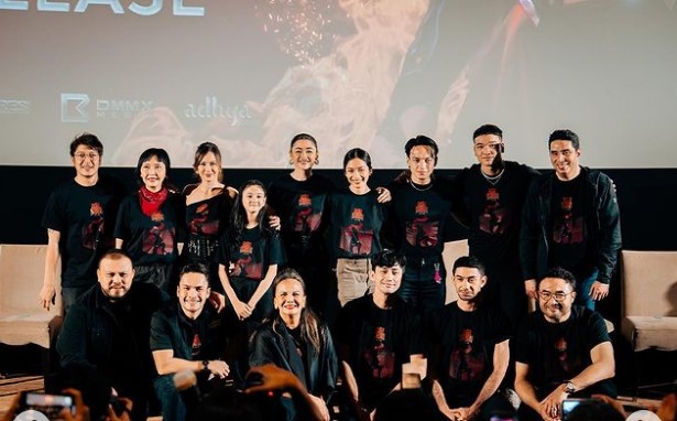 Para pemeran dan kru film Sri Asih.