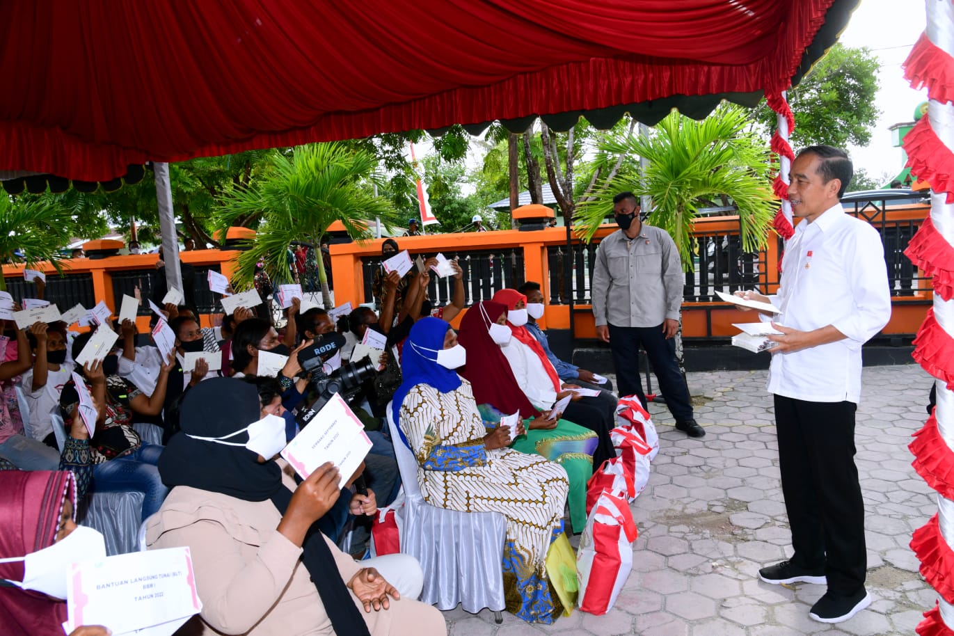 Presiden Jokowi meninjau penyerahan bantuan sosial berupa BLT BBM, sembako, dan BLT bagi peserta PKH di Kantor Pos Tual, Kabupaten Maluku Te