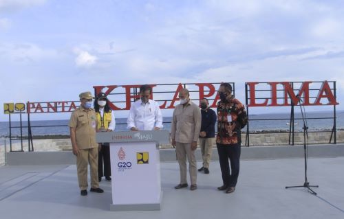 Presiden Jokowi Meresmikan Tiga Proyek Penataan Kawasan Kota Kupang, Nusa Tenggara Timur yang dibangun oleh Kementerian PUPR, Kamis (24/3). 
