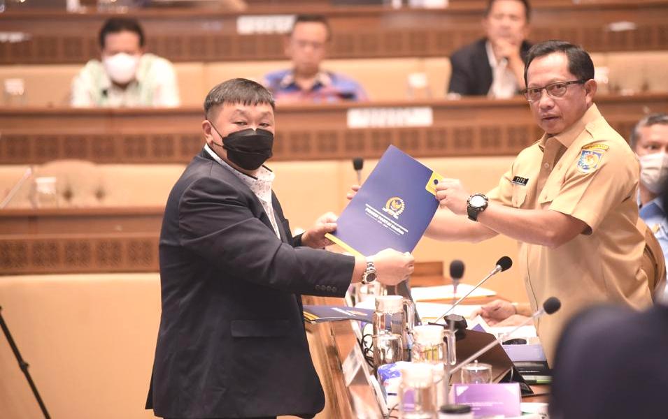 Legislator NasDem Dapil Papua Barat Rico Sia menyerahkan pandangan fraksi kepada Mendagri Tito Karnavian.