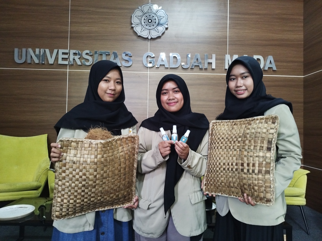 Tiga dari lima mahasiswa UGM yang menemukan kreasi bantal Antibakteri dan Tungau disingkat Bangau. Marsyela Tri Aryani, Alda Anisah, Silvia 