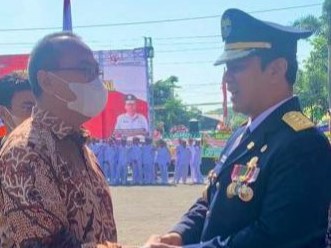 Penyerahan mesin EDC kepada empat juru parkir oleh Wali Kota Semarang Hendrar Prihadi pada peringatan Hari Perhubungan Nasional.