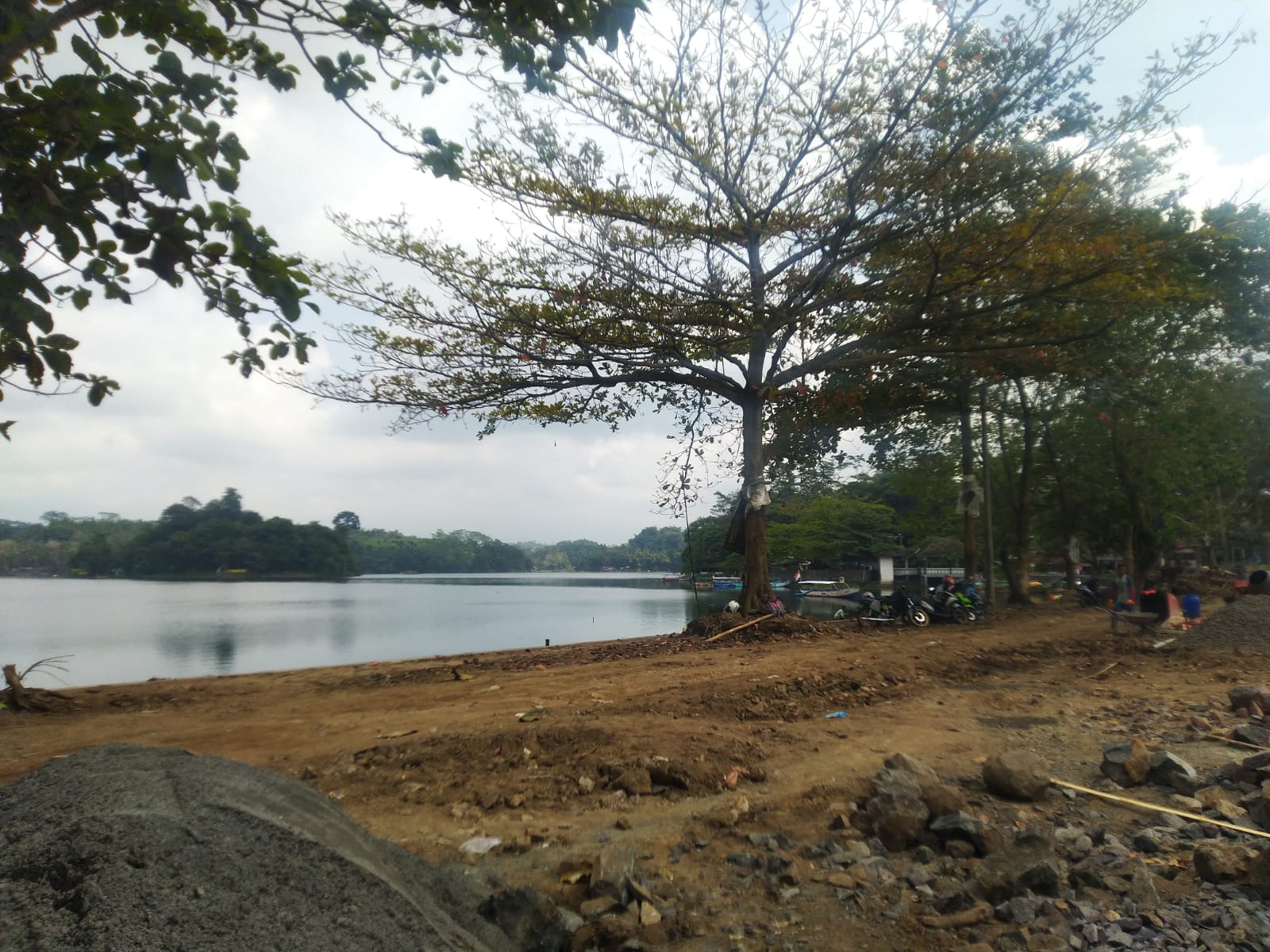 Penataan obyek wisata Situ Gede, Tasikmalaya tahap pertama oleh Pemprov Jabara dimulai dengan anggaran Rp8 miliar dari total Rp40 miliar.