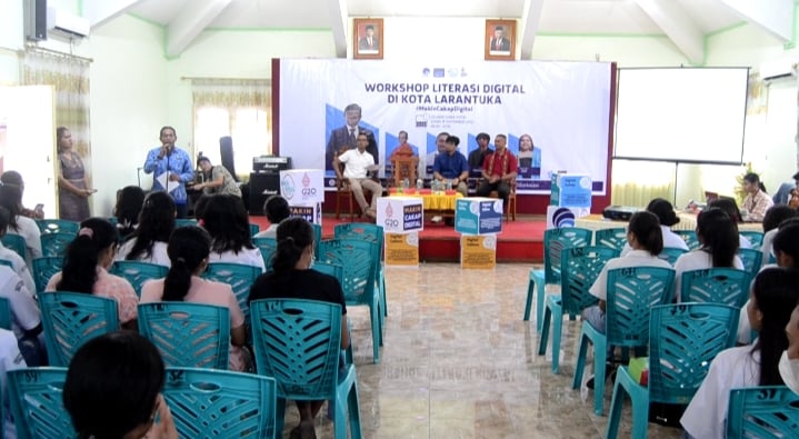Kadis Kominfo Harry Lamawuran bersama pemateri sedang memberikan pencerahan soal literasi digital.
