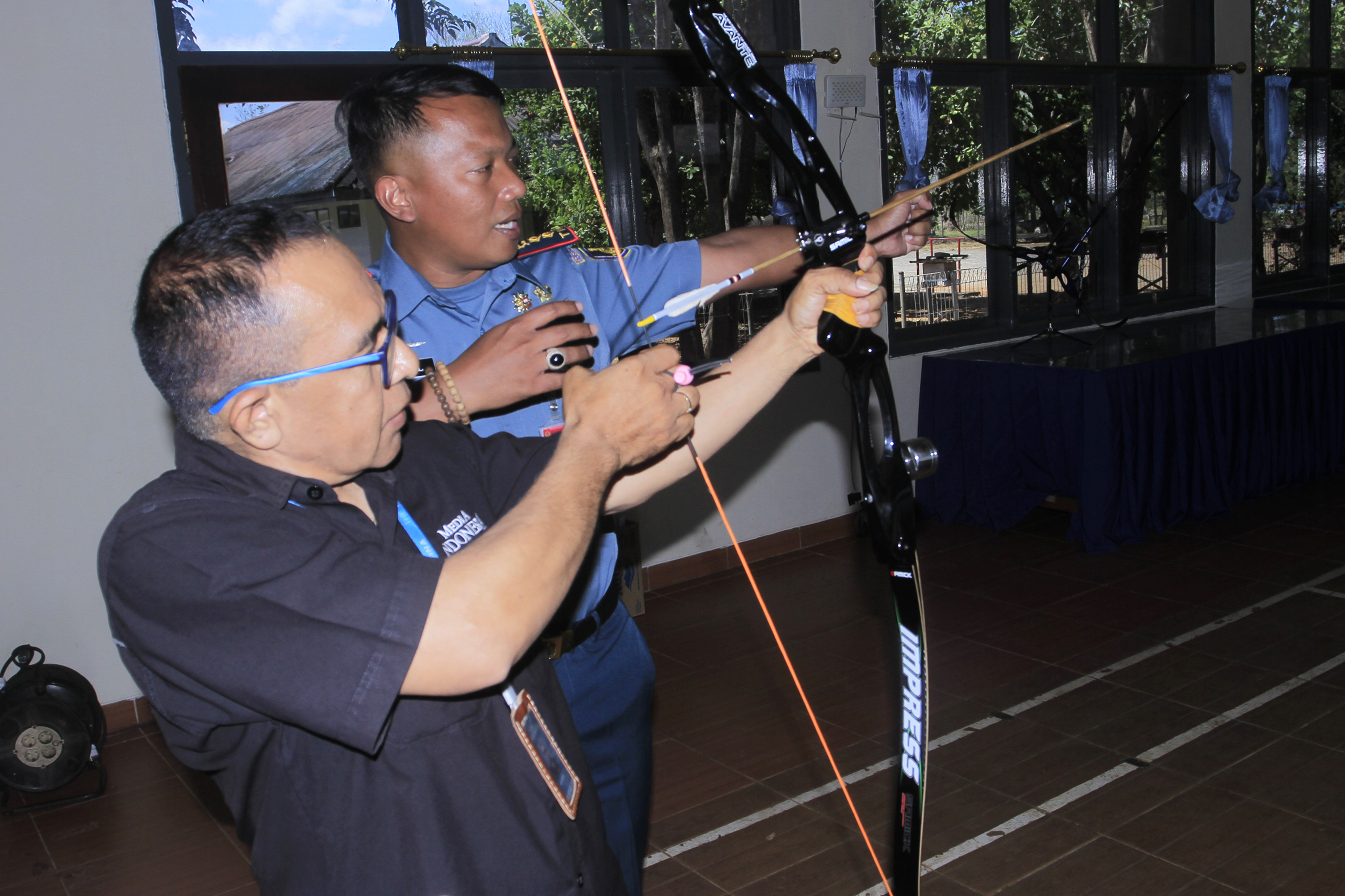 Komandan Lanudal Letkol Laut (E) Nasrul Azharudin memberikan instruksi kepada wartawan saat memperkenalkan lapangan panahan, Kamis (18/8). 