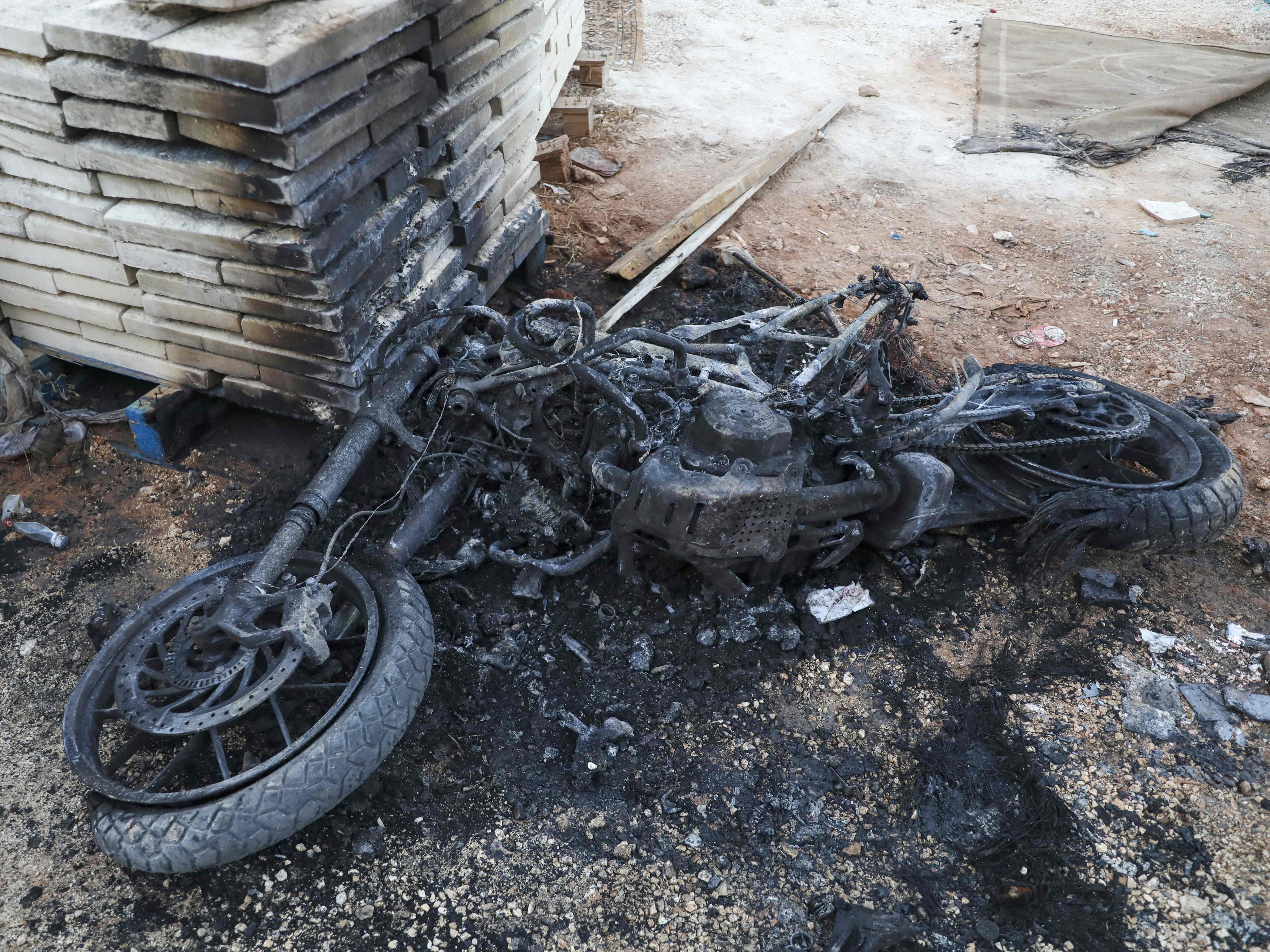 Sisa-sisa sepeda motor yang hangus terlihat di Nablus di Tepi Barat yang diduduki pada 25 September 2022.