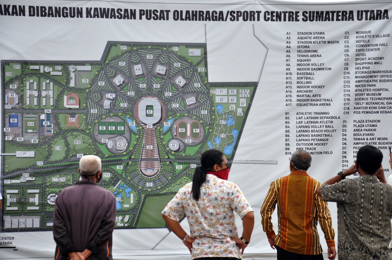 Sejumlah warga melihat maket kawasan pusat olahraga yang akan dibangun di Desa Sena, Kabupaten Deliserdang, Sumut, Jumat (14/8).