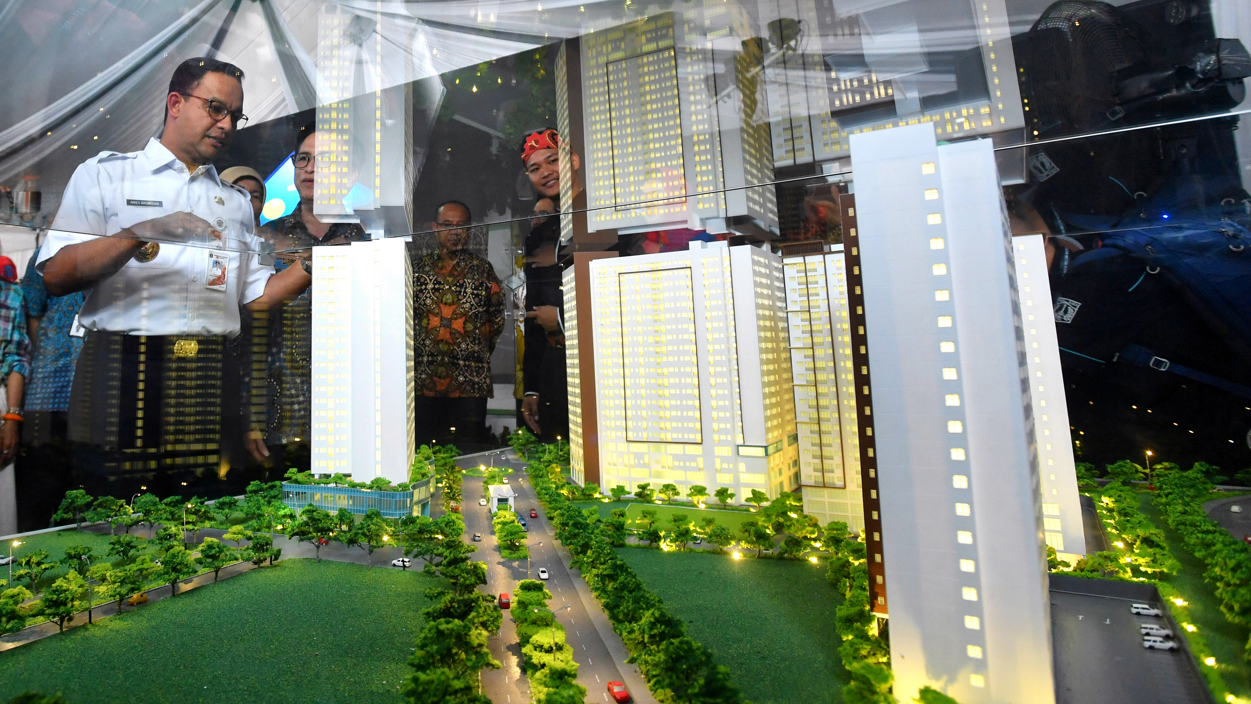 Gubernur DKI Jakarta Anies Baswedan (kiri) melihat maket saat peluncuran program 