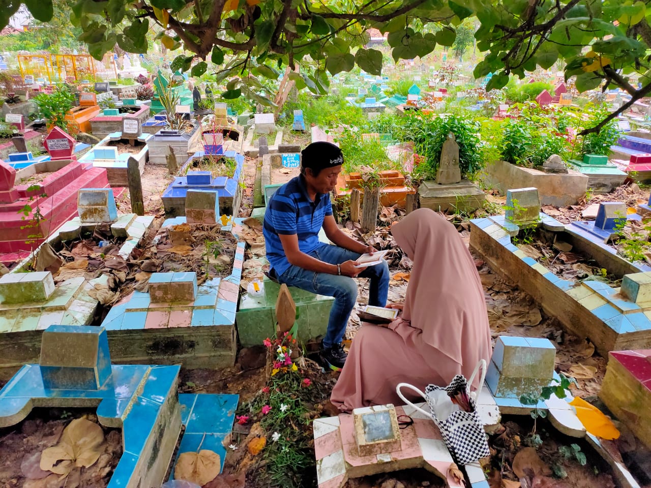 Keluarga AM,17, santri yang tewas diduga dianiaya di Pondok Pesantren Modern Darussalam Gontor Jawa Timur.